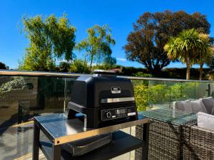 Sandbanks Stay, sleeps 12, beach, outdoor bbq, parking