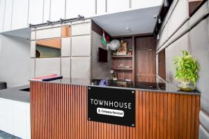 Super OYO Townhouse Vibhuti Khand Gomti Nagar Formerly Pratham Inn