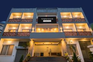 Super OYO Townhouse Vibhuti Khand Gomti Nagar Formerly Pratham Inn