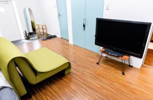 Right in front of Koreatown Maximum 8 people 9-minute walk from Tsuruhashi Station Direct access to Osaka and Namba