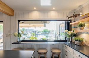 Luxury Waterfront Three Bedrooms Unit with Bay Views