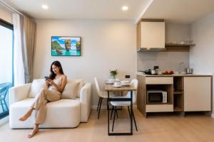 Modern Condo Coworking, Pool and Gym Access near Boat Avenue - Space 404