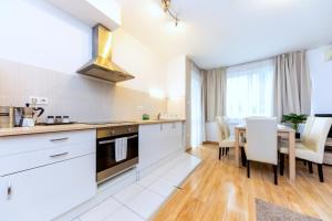 Prime Stay - Spacious 2 Bedroom Family Apartment - Parking Included