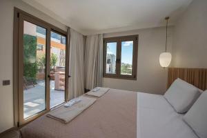Enjoy the unique view while relaxing in the pool !