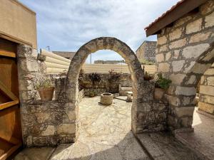 Authentic 5 Bedroom Stone Villa with Pool in Kathikas