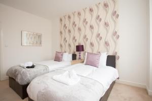 Two-Bedroom Apartment Ensuite  room in Hamilton Grace 1 2 or 3 bed Parking SN1