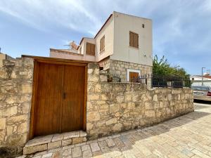 Authentic 5 Bedroom Stone Villa with Pool in Kathikas