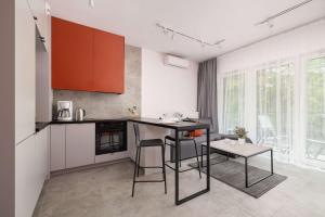 Stylish Studio for 2 Guests with a Spacious Balcony in Katowice by Noclegi Renters