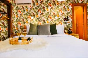 YellowBoot Bucharest Old Town Escape 200m from University Square