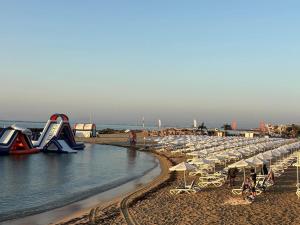 White Sands Beachfront Getaway - Sea View & Direct Beach Access