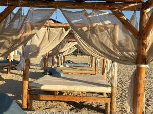 White Sands Beachfront Getaway - Sea View & Direct Beach Access