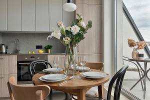 Bright & Cozy Apartment with Parking and Balcony by Noclegi Renters