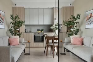 Bright & Cozy Apartment with Parking and Balcony by Noclegi Renters