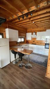 Wooden villa with complete privacy, 800 meters from the sea
