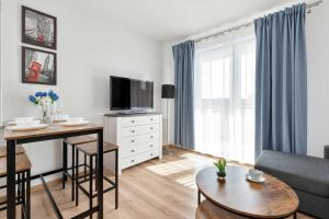 Cozy & Functional Apartment with Parking and Balcony by Noclegi Renters