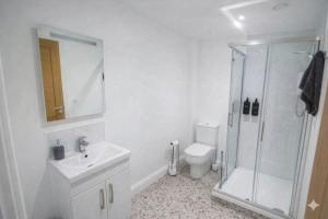 Modern 1 Bedroom Apt 2 near City Centre Parking