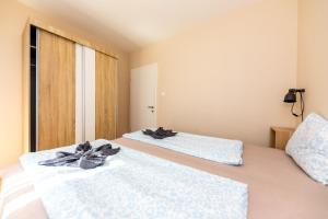 Prime Stay - Bright 2 Bedroom Family Apartment with Free Parking