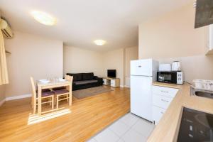 Prime Stay - Bright 2 Bedroom Family Apartment with Free Parking