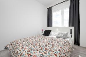 Modern Apartment with Parking in the City Center in Łódź by Noclegi Renters
