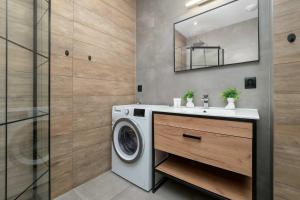 Modern Apartment with Parking in the City Center in Łódź by Noclegi Renters