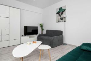 Modern Apartment with Parking in the City Center in Łódź by Noclegi Renters