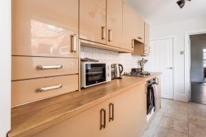 Modern 3-Bed for Families Contractors & Friends