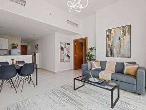 Luxurious 1BR w Sofa Bed Sleeps 4 In Marina View