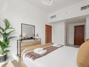 Luxurious 1BR w Sofa Bed Sleeps 4 In Marina View
