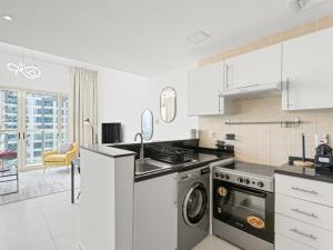 Luxurious 1BR w Sofa Bed Sleeps 4 In Marina View