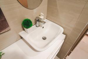 Stay near Mall of Asia, MOA Arena, SMX PICC & NAIA - Faith Suite