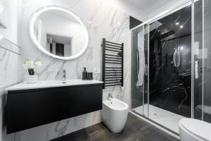 Black and White Apartment img6