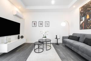 Black and White Apartment img10