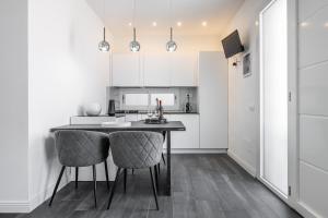 Black and White Apartment img17
