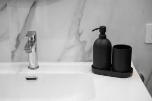 Black and White Apartment img23
