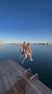 Sea Breeze: Meerblick, Sauna, Dachterrasse, Bootsanleger