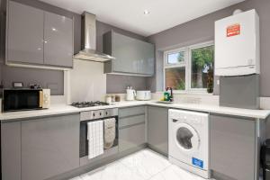 Luxury 5-BR Home - Reading Centre - Monthly Stays & Parking