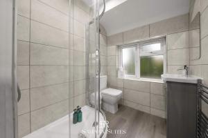 Luxury 5-BR Home - Reading Centre - Monthly Stays & Parking