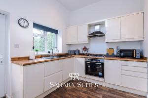 Stylish 4-Bedroom Home - Sleeps 7 - Near HCC & Parking