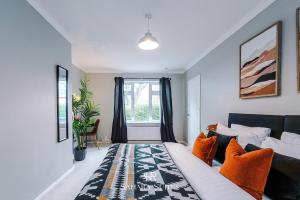 Stylish 4-Bedroom Home - Sleeps 7 - Near HCC & Parking