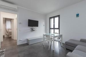Xenia Milano - 2 rooms apt in Via Ampola 5