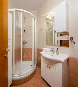 Beachfront Apartment Nikić
