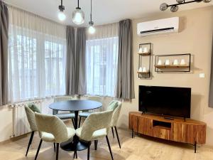 Prime Stay - Deluxe 3 Bedroom Family Apartment - Parking Included
