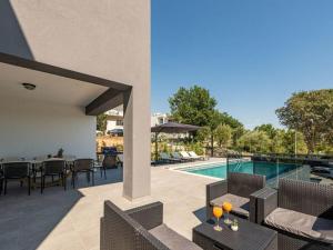 Seaview Villa A"More with heated pool
