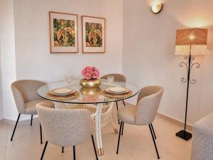 Elegant Beachfront Stay- Ocean View Balcony & Garage