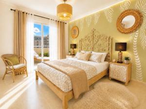 Elegant Beachfront Stay- Ocean View Balcony & Garage