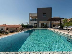 Seaview Villa A"More with heated pool