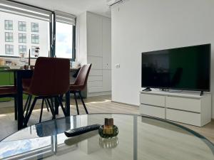 VOne - Bright & Spacious Apartment - Free Parking