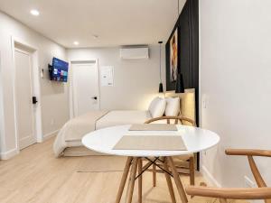 Studio Elvis with AC 5 min downtown Unit 9