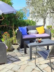 Apartment Flores with Garden & Sea View