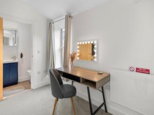 Archies Cozy Retreat A Stylish Derby Hideaway